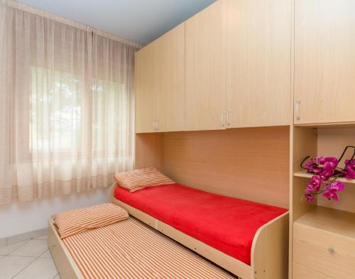 ビビオーネにあるResidence Giulianaのベッド2台と窓が備わる小さな客室です。