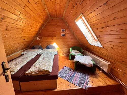 una vista aérea de un dormitorio en una cabaña de madera en Chatka pod orechom, en Terchová