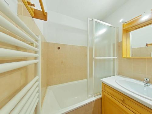 une salle de bain avec douche et lavabo dans l'établissement Appartement 2 pièces + cabine, proche pistes et centre, parking inclus - Le Grand-Bornand - FR-1-241-212, au Grand-Bornand