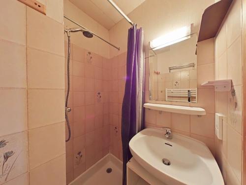 une salle de bain avec un lavabo, des toilettes et une douche dans l'établissement Studio cabine 4 pers. proche patinoire et pistes, parking, ménage inclus, navette à proximité - FR-1-241-157, au Grand-Bornand
