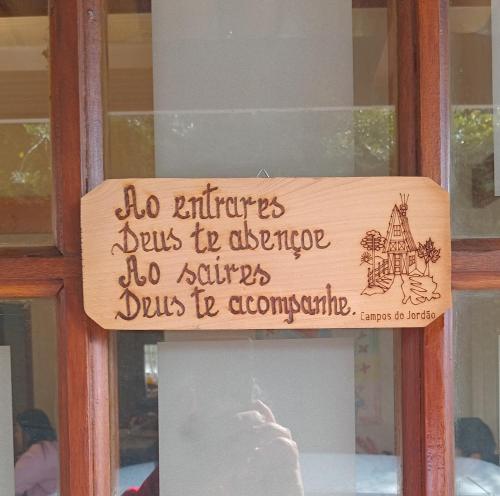 a sign on a door that reads do kitchensds to advice do exploreds is at Recanto Due Fratelli in Campos do Jordão