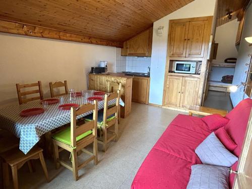 une cuisine et une salle à manger avec une table et un lit dans l'établissement Studio familial aux Saisies, balcon sud, proche centre et pistes, 6 pers. - FR-1-594-91, à Hauteluce