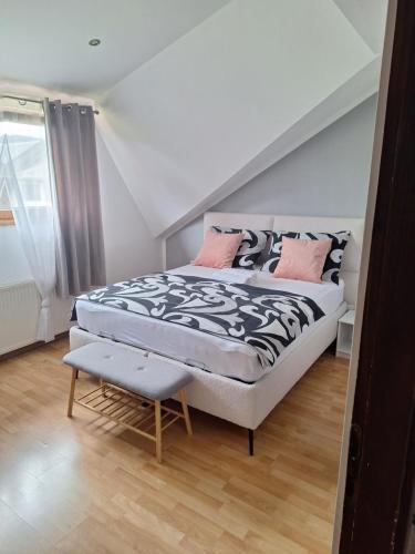 Ένα ή περισσότερα κρεβάτια σε δωμάτιο στο Apartman Josipa