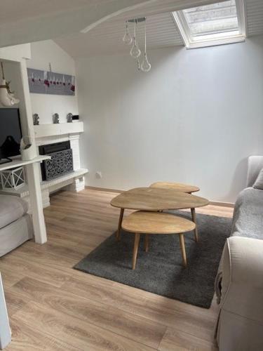 un salon avec une table et un canapé dans l'établissement Maison centre ville Touques, à Touques