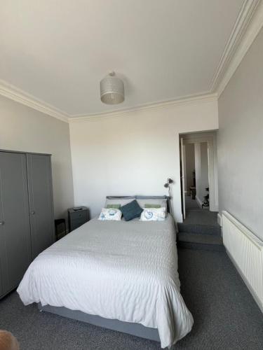 En eller flere senge i et værelse på Puffins Nest, close to Tunnels Beach & Harbour with Parking