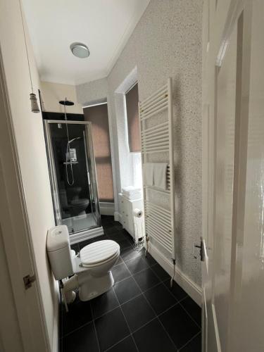 Et badeværelse på Puffins Nest, close to Tunnels Beach & Harbour with Parking