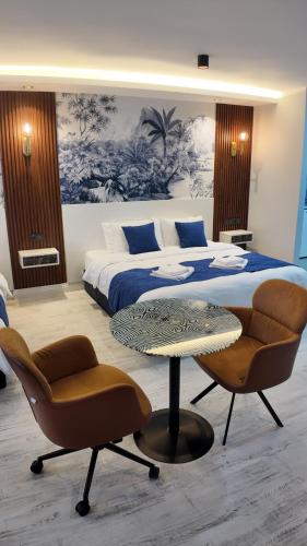 a bedroom with a bed and a table and chairs at BLU MARK Otel in Kozlu