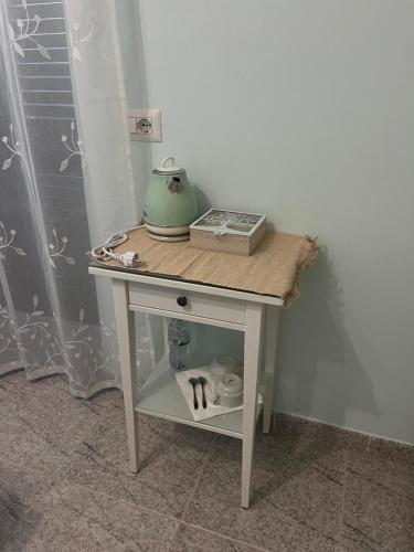 a small white table with a cat on a shelf at Dimora i Mandorli 2 in Colonnella