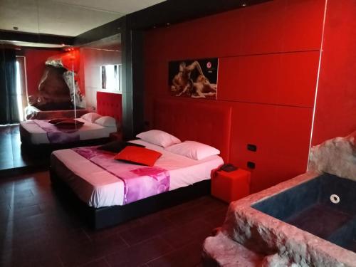 a bedroom with two beds and a bath tub at Hotel La Fayette Giugliano Licola in Giugliano in Campania