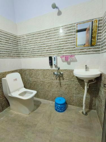 a bathroom with a toilet and a sink at Comfortable Budget Stay at ServoStay NonAC Rooms in Tirupati Ideal for Pilgrims in Tirupati