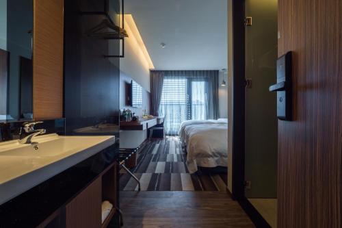Una cama o camas en una habitación de Watermark Hotel Kaohsiung Main Station