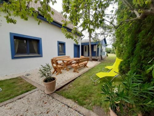 Balaton wave lakehouse