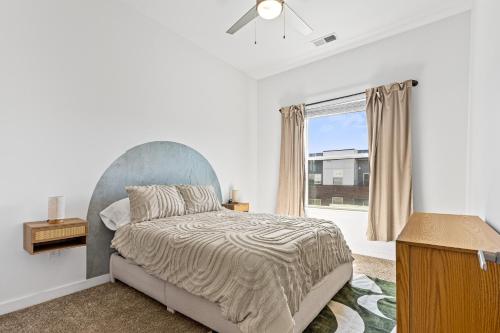 Cama ou camas em um quarto em Modern Apt in Grant Park Steps from BeltLine with Free Secure Garage Parking