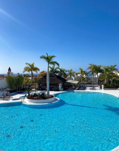 Family Oasis - Oceanview Duplex, Heated pool, Air Con