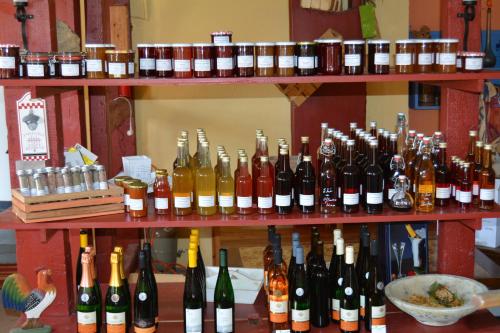 um monte de garrafas de vinho numa prateleira em Lindenhof Hahn em Blankenrath