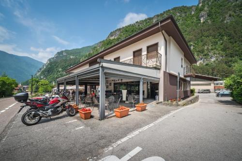 una motocicleta estacionada en un estacionamiento al lado de un edificio en Albergo Bar Firi, en Storo
