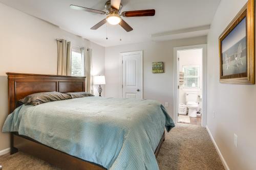 Un dormitorio con una cama y un ventilador de techo. en Riverfront Family Retreat with Yard in Saint Amant, en Port Vincent