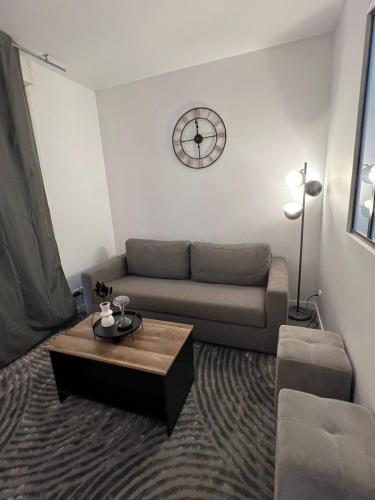 Posezení v ubytování Le Confidentiel avec parking