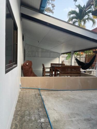 Ruang duduk di SU house Koh Phangan