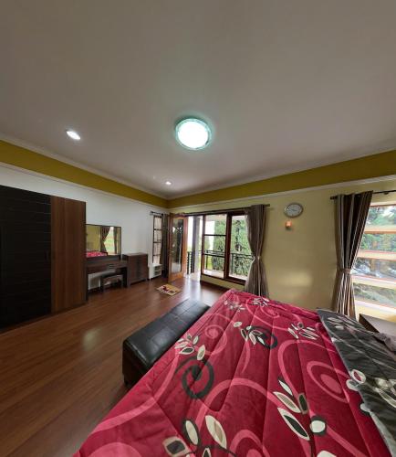 Ένα ή περισσότερα κρεβάτια σε δωμάτιο στο Dapur Caringin Tilu Villa