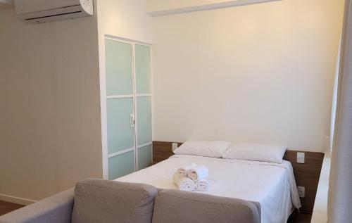 a bedroom with a bed with two towels on it at Blend Coliving One - 1 in Ribeirão Preto