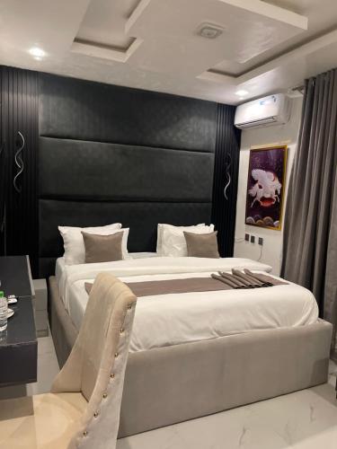 Postel nebo postele na pokoji v ubytování Lawjay Hotel and suites