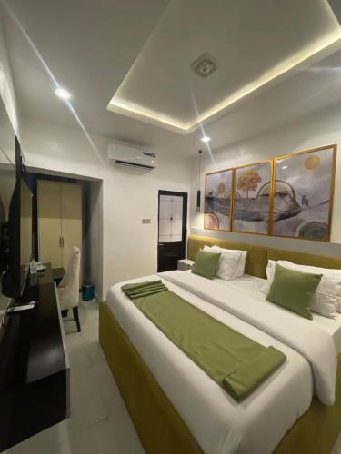 Postel nebo postele na pokoji v ubytování Lawjay Hotel and suites