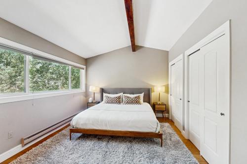 Una cama o camas en una habitación de Alpine Serenity Haven
