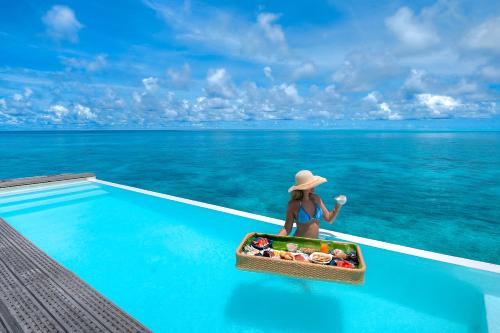 Bazén v ubytování Diamonds Thudufushi Maldives Resort & Spa nebo v jeho okolí