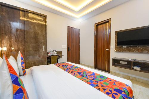 Μια τηλεόραση ή/και κέντρο ψυχαγωγίας στο FabHotel Comfort N Stay - Huda City Centre Metro