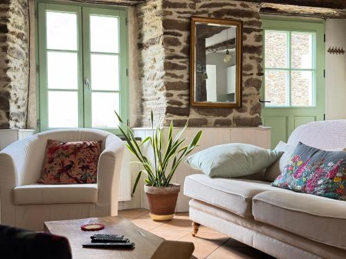- un salon avec deux canapés blancs et un miroir dans l'établissement Beautiful Cottage, à Lanvallay