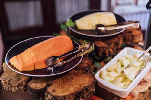 a table with two plates of food on top of mushrooms at Smart Hotel Reserva Campos do Jordão in Campos do Jordão