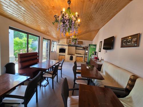 Χώρος καθιστικού στο Pensiunea Public House