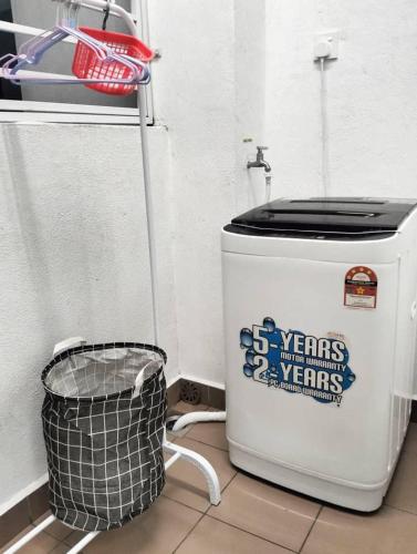 a toaster and a trash can in a room at JB Austin Regency Simple N Tidy 5pax PLUS 1 in Johor Bahru
