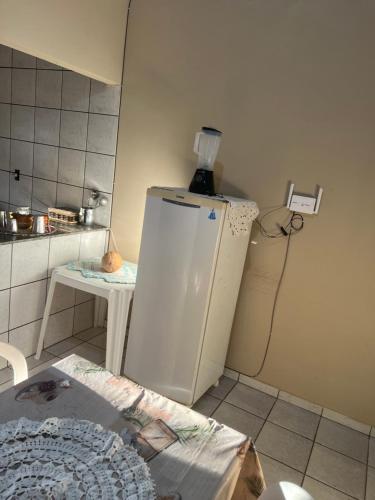 eine Küche mit einem weißen Kühlschrank im Zimmer in der Unterkunft Santa Maria de Nazaré in Anápolis
