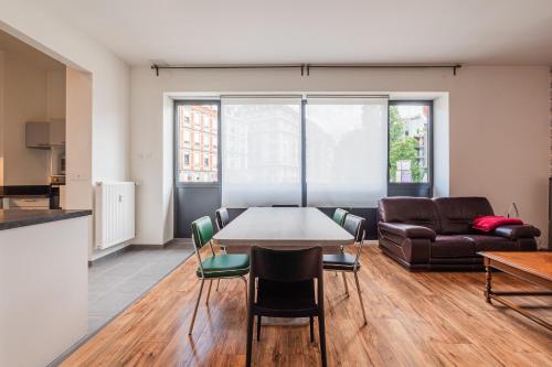 un salon avec une table et un canapé dans l'établissement Une Parenthèse à Strasbourg, à Strasbourg