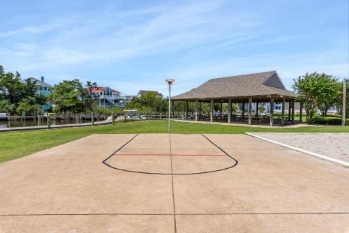 a basketball court in a park with a pavilion at PC Beach in Manteo