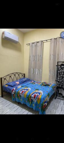 En eller flere senge i et værelse på Dya Homestay Pendang 2