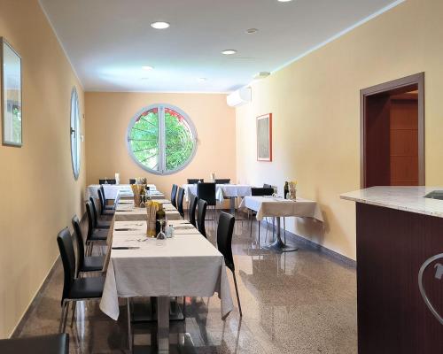 A restaurant or other place to eat at Al Flor