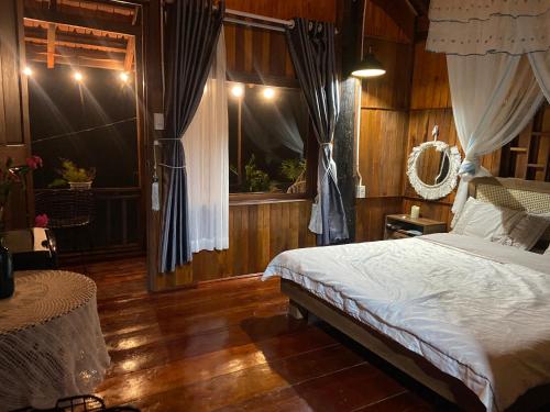 a bedroom with a bed and a window at Homestay Lưng Đồi in Buôn Dhă Prŏng