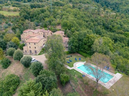 an aerial view of an estate with a swimming pool at Romantic cozy house 15 min Arezzo piscina&bosco in Falciano