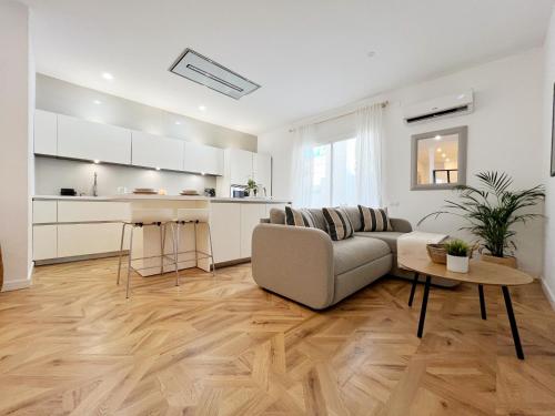 Η κουζίνα ή μικρή κουζίνα στο Casa Bella Suites - A stunning new entire apartment in an central location, Close to the beach