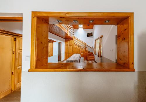 a mirror on the wall of a room at Pensiunea Patakparti 2 in Praid