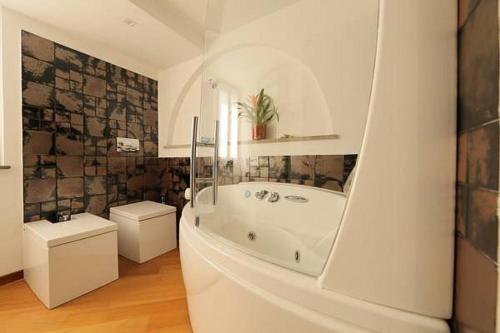 a white bathroom with a tub and a toilet at Kalos Relais in Catanzaro