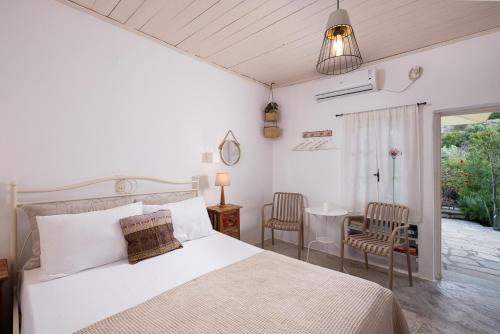 Postel nebo postele na pokoji v ubytování Lithea Villas and Studios by the Sea