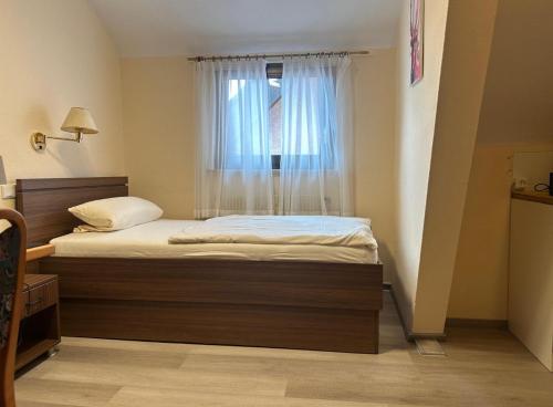 Ένα ή περισσότερα κρεβάτια σε δωμάτιο στο Hotel neue Traube
