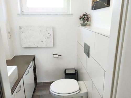 Ένα μπάνιο στο Ferienhaus Ferienwohnung Schöneberg