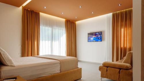 TV a/nebo společenská místnost v ubytování KRONOS Hotel Sarande
