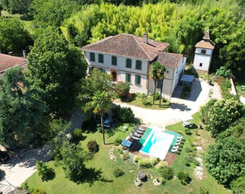une vue aérienne d'une maison avec piscine dans l'établissement Gîte Villa Santina, à Piquecos