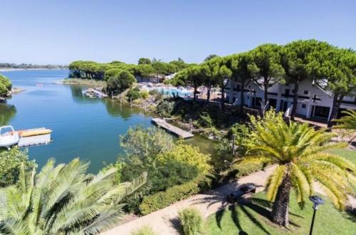 Séjour paisible avec piscine et vue sur le lac